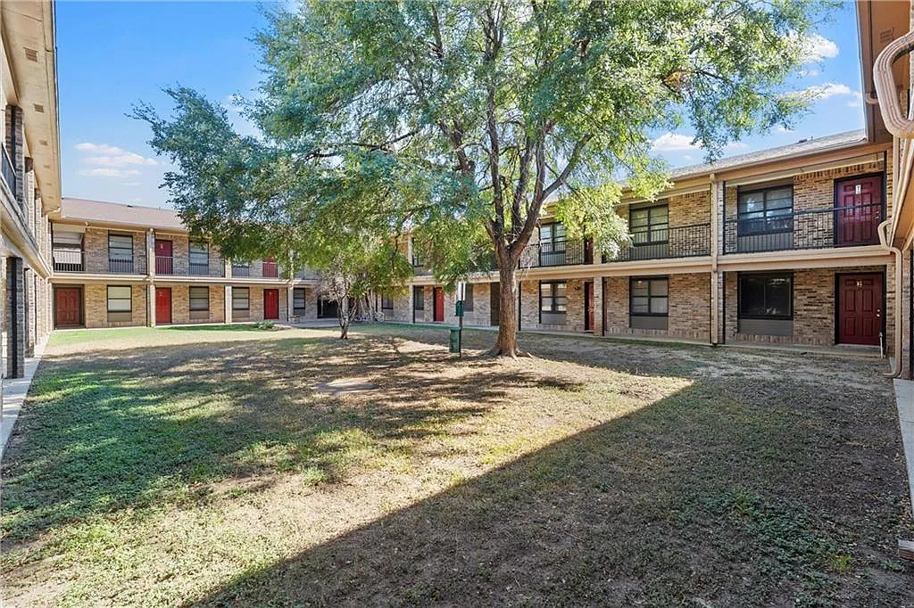 2 bed, 832 sqft, $1,000 — Photo 1