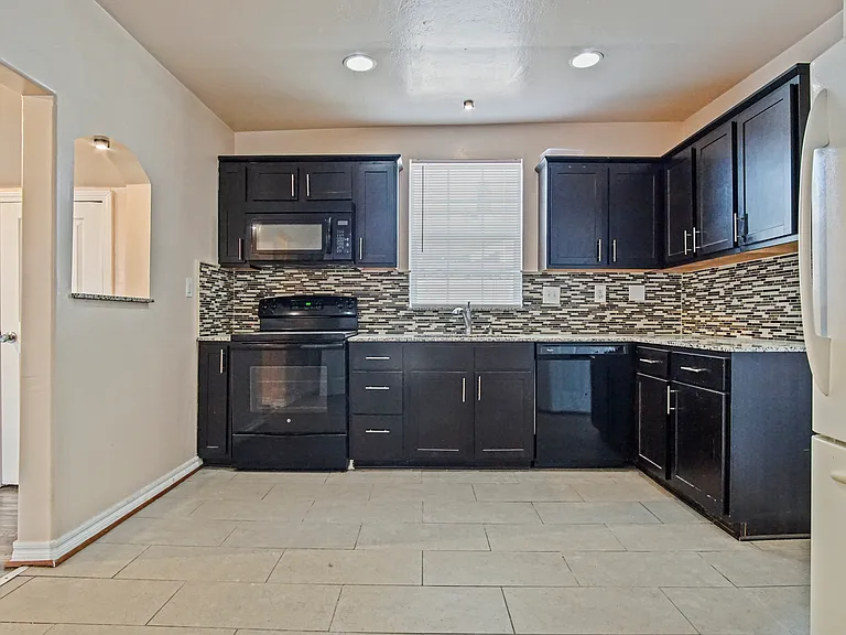 1424 NW 33rd St #B — Photo 11