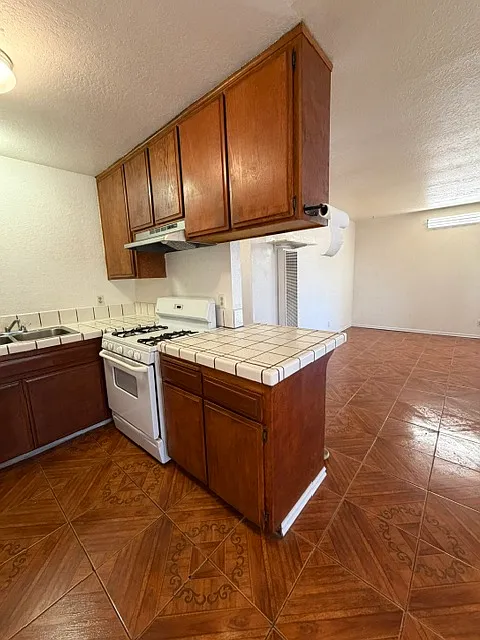 2 bed, $2,400 — Photo 3