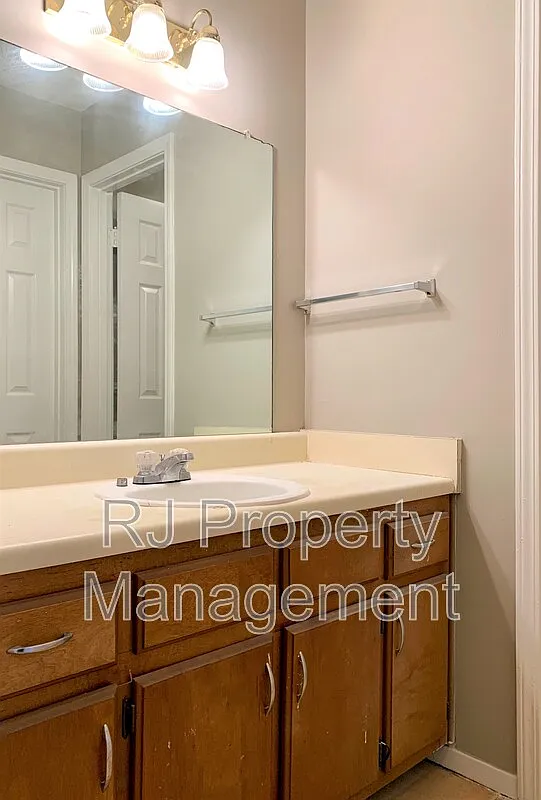 3 bed, 2.0 bath, 1094 sqft, $1,295 — Photo 3