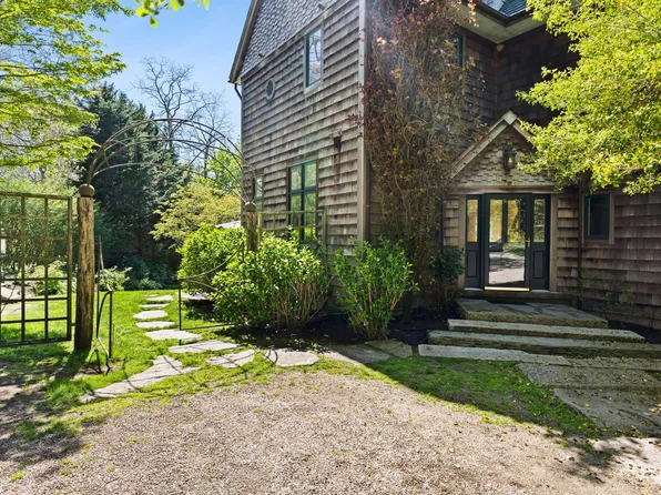 82 Harbor Hill Road, Woods Hole, MA 02543