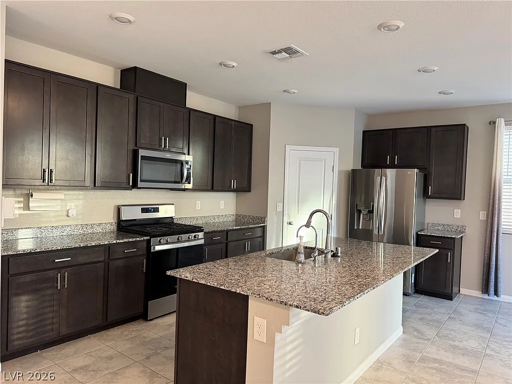 5 bed, 3.0 bath, 2476 sqft, $2,850 — Photo 4