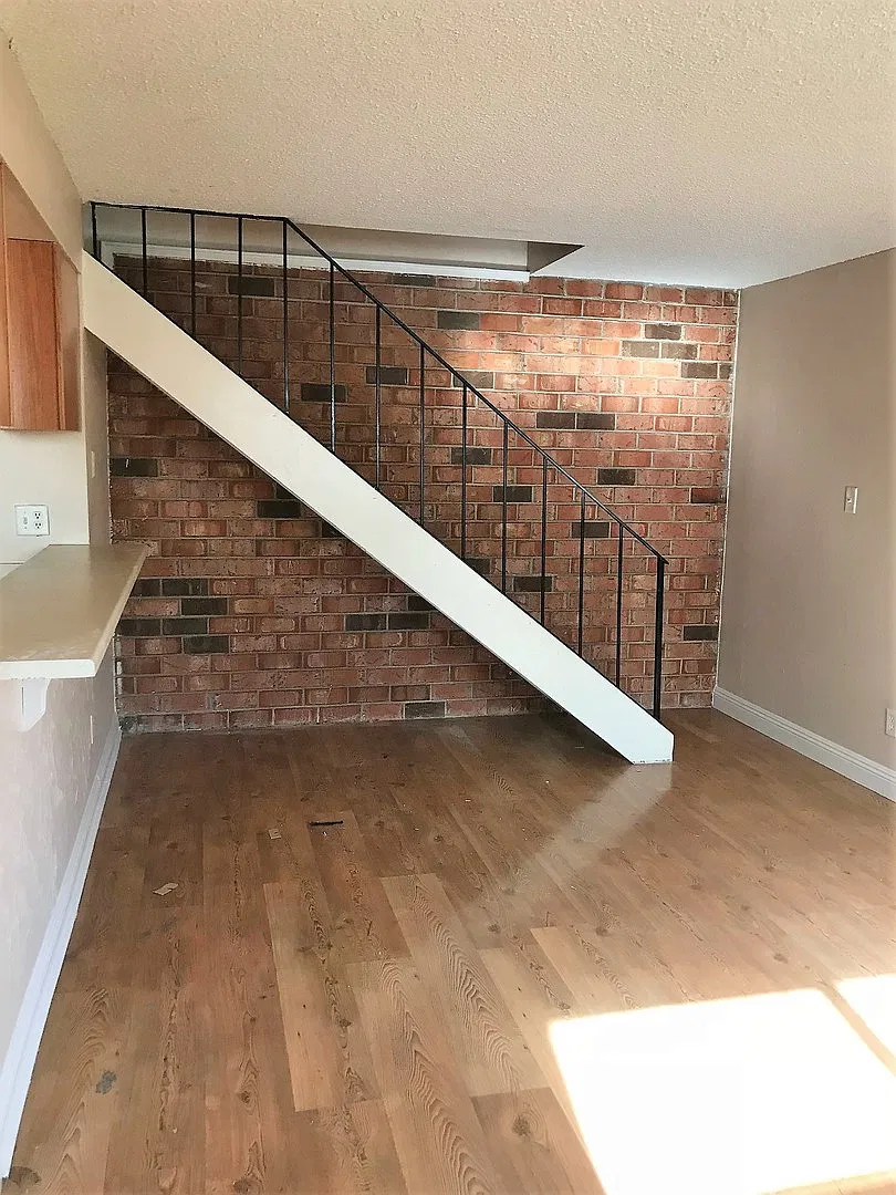 Cute Condo Close to Meadowood Mall — Photo 3
