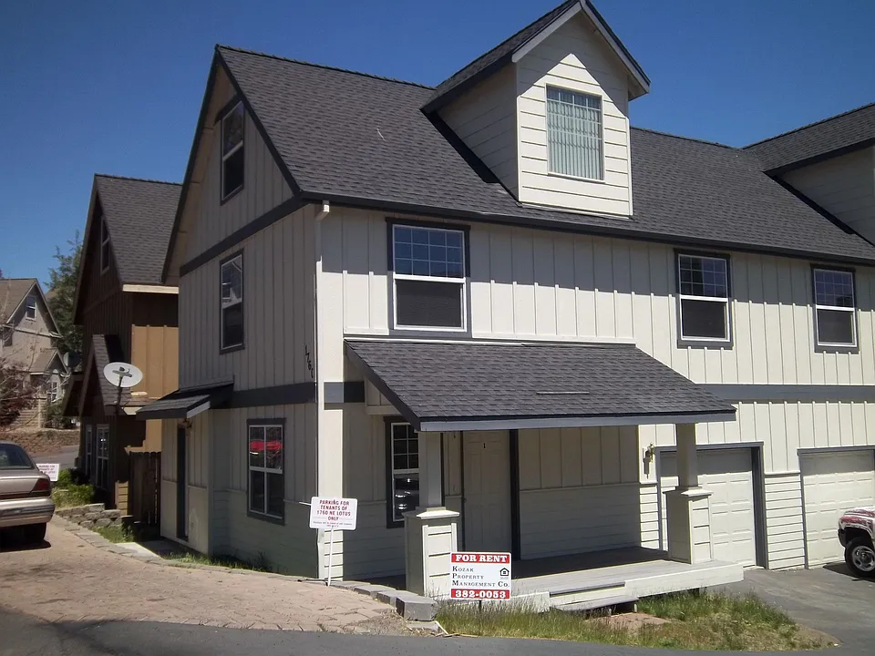 1760 NE Lotus Dr #1-2