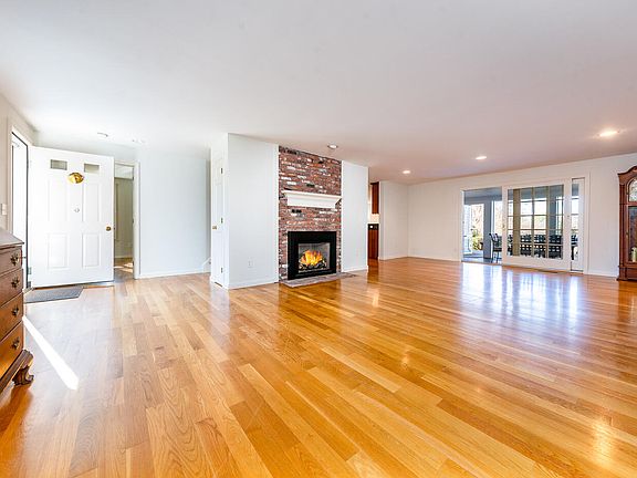 3rd image of 35 Barberry Ln