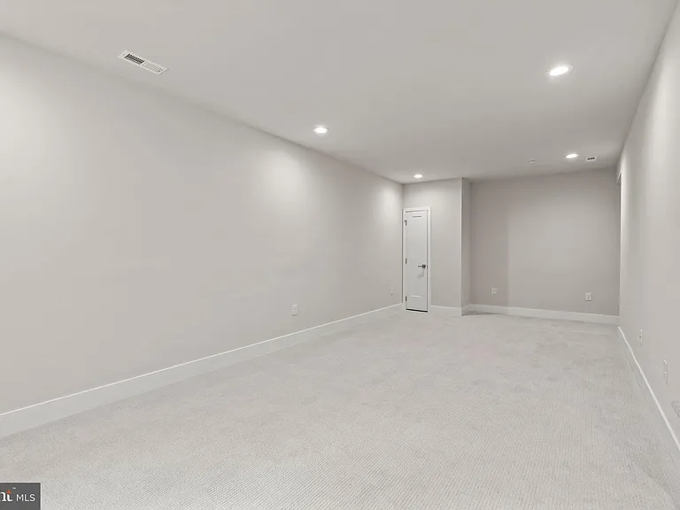 701 Brewster Aly #65 — Photo 9