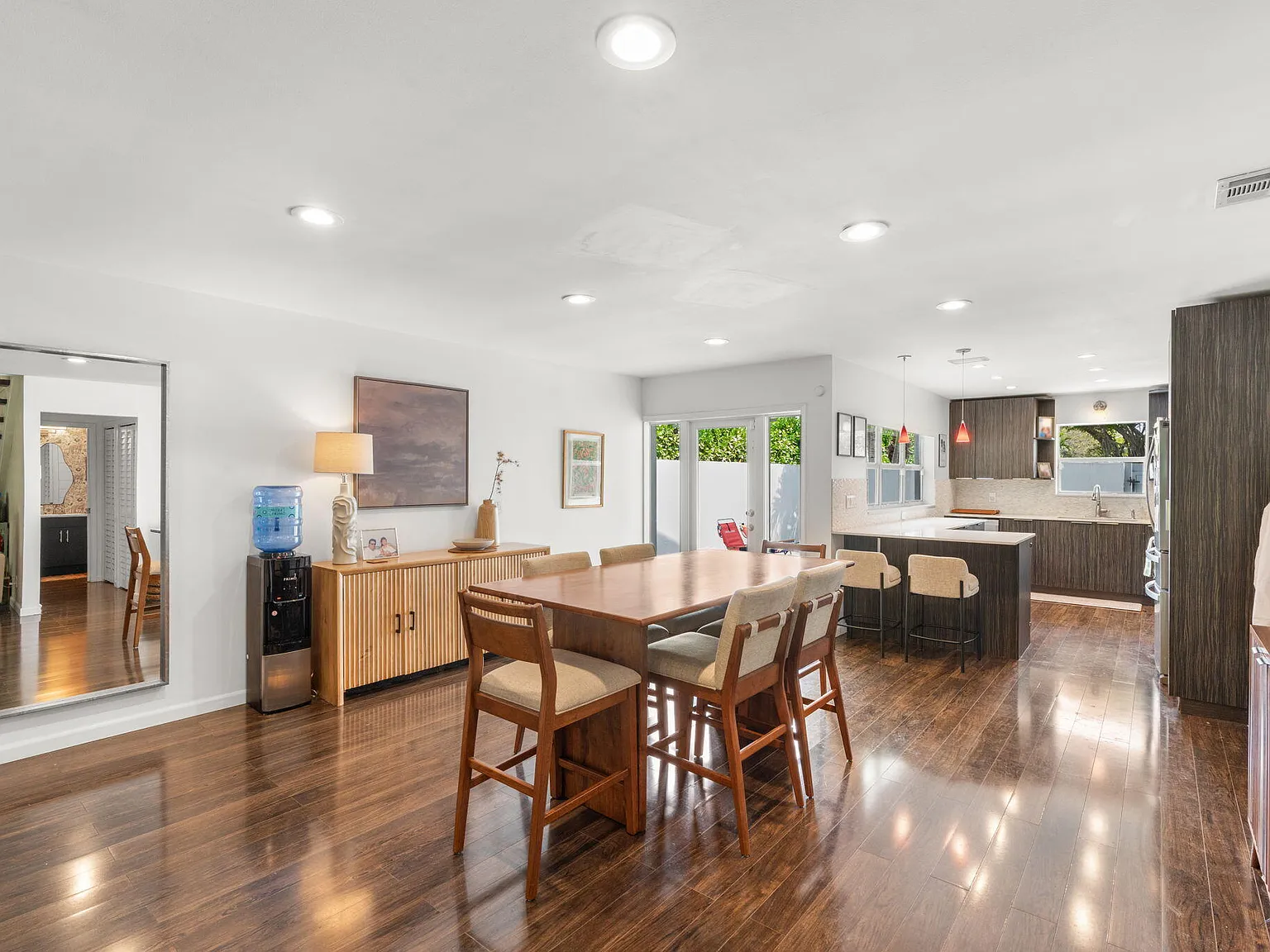 3 bed, 2.5 bath, 1970 sqft, $4,000 — Photo 2