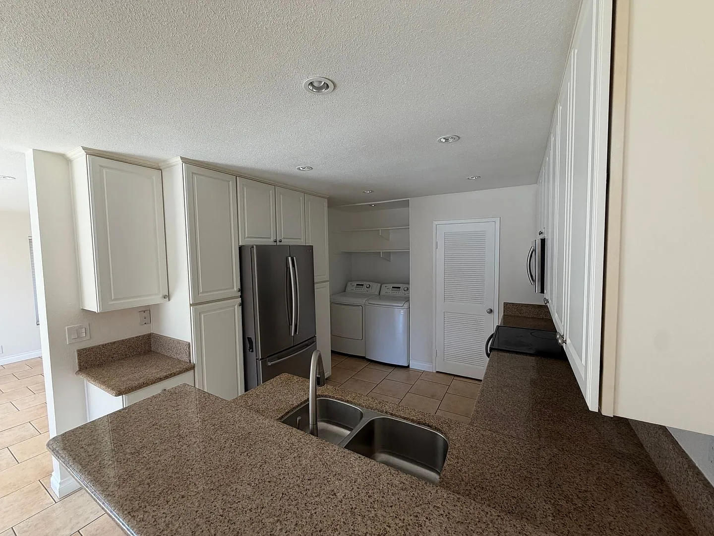 Spacious 3 Bedroom with Large Outdoor Space! — Photo 1