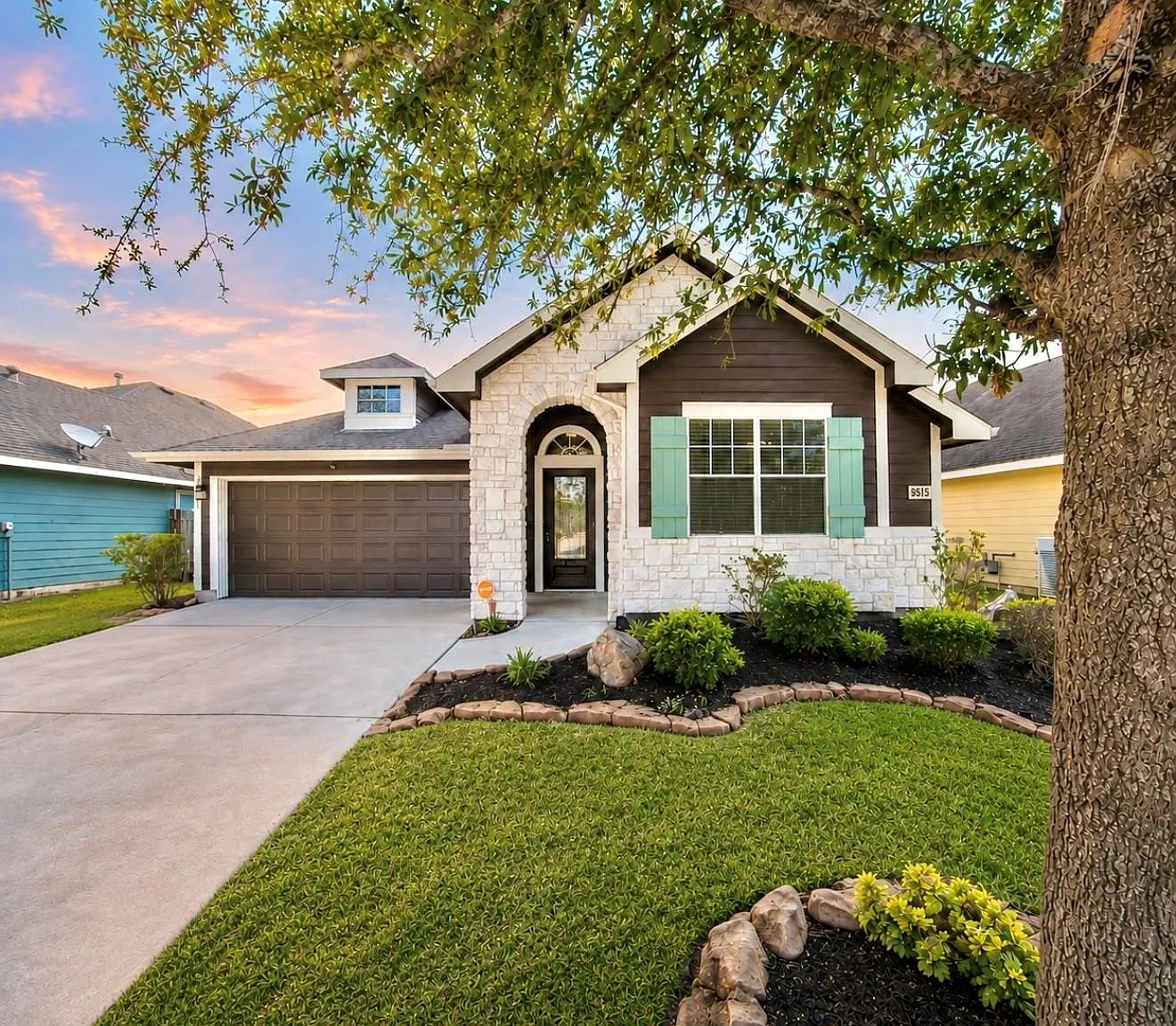 3 bed, 2.0 bath, 1991 sqft, $2,200 — Photo 1
