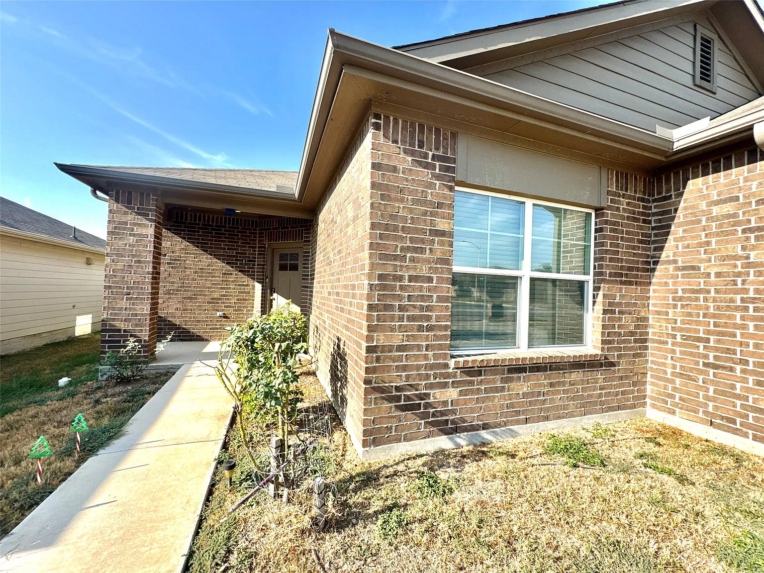 4 bed, 2.0 bath, 1989 sqft, $2,250 — Photo 2