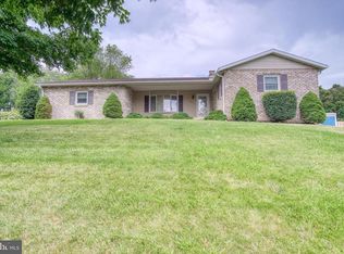 817 Nesbit Dr, Carlisle, PA 17013