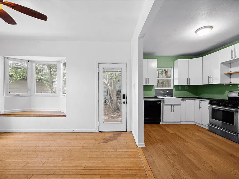 2409 E 9th St #B — Photo 6