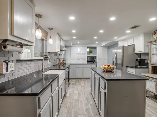 3211 Summerfield Dr, Grapevine, TX 76051