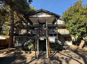 851 W 5th Ave
