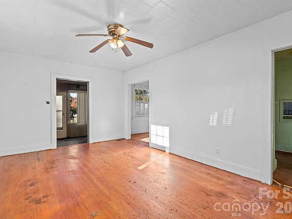 3rd image of 811 Cherry Rd S