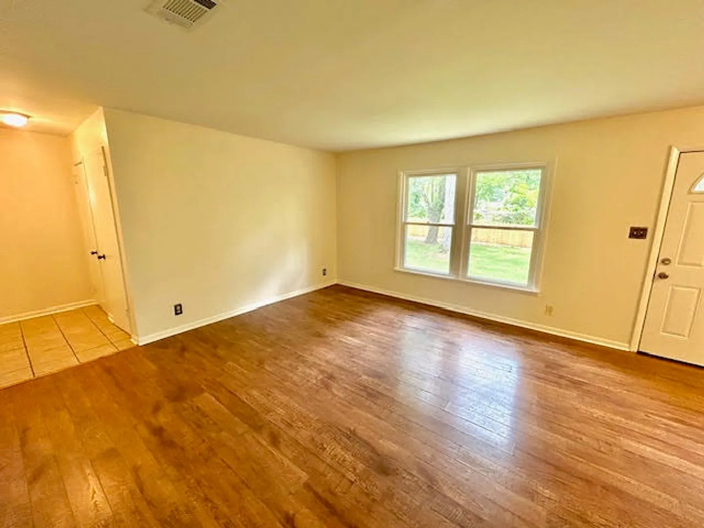 Charming 3 Bed/ 2 Bath Home- Move in Ready! — Photo 4