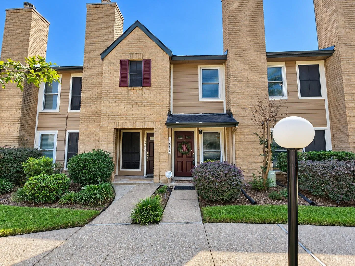 2 bed, 2.5 bath, 1350 sqft, $1,600 — Photo 1