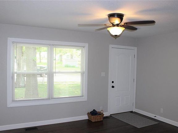 3rd image of 15416 White Ave