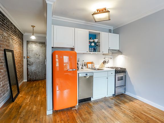 5th image of 446 W 47th St APT 4F