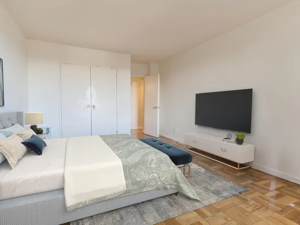 166-25 Powells Cove Boulevard image 3 of 33