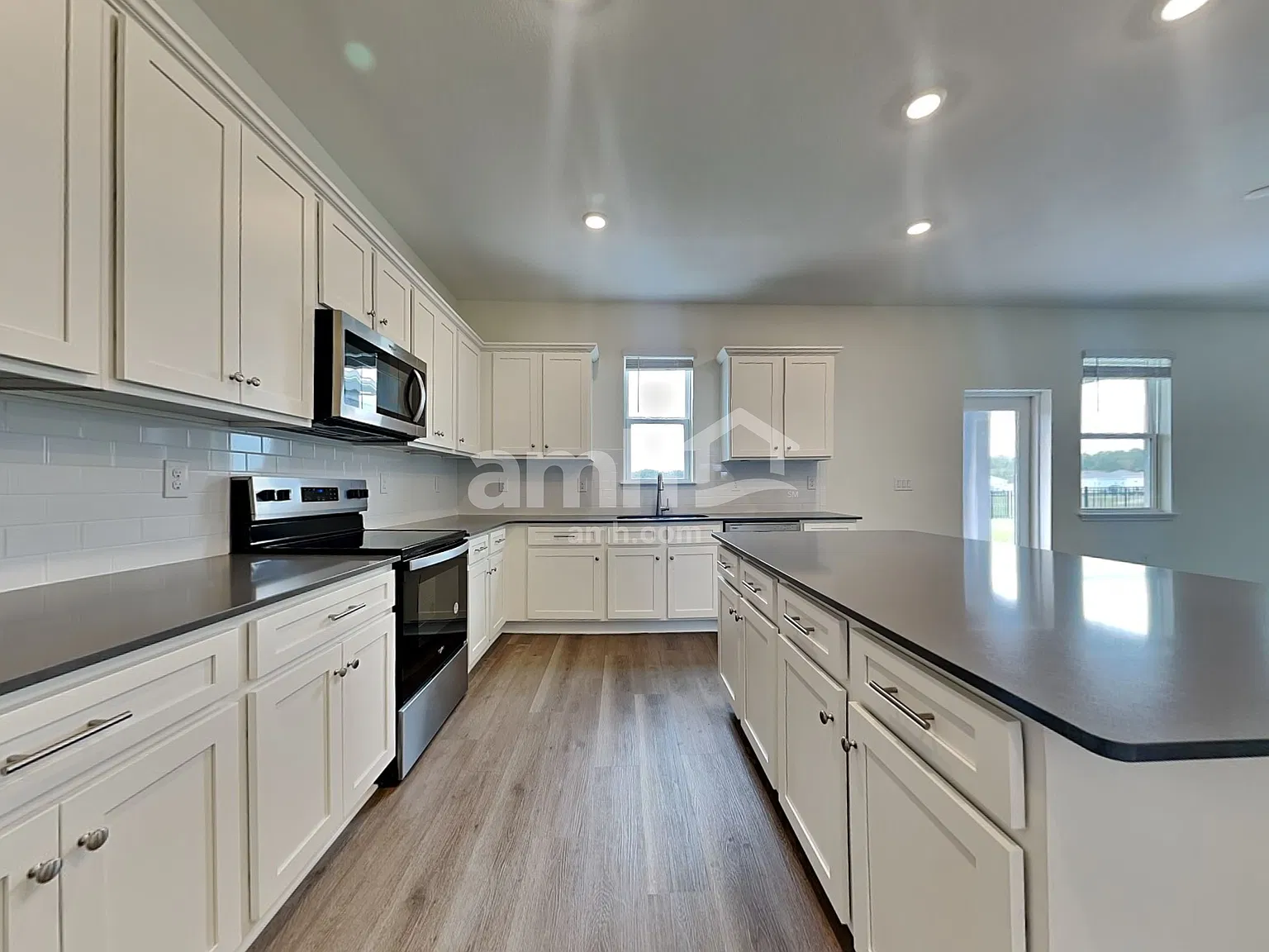 4 bed, 2.5 bath, 2449 sqft, $3,100 — Photo 3