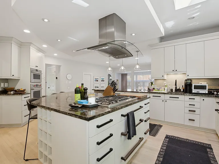 7005 Endicott Ct — Photo 17
