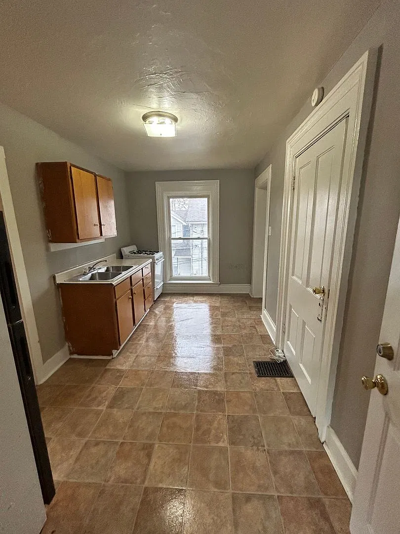328 W Dewald — Photo 3