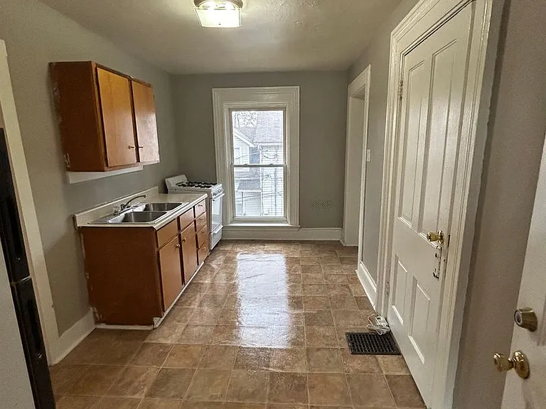 328 W Dewald St — Photo 3