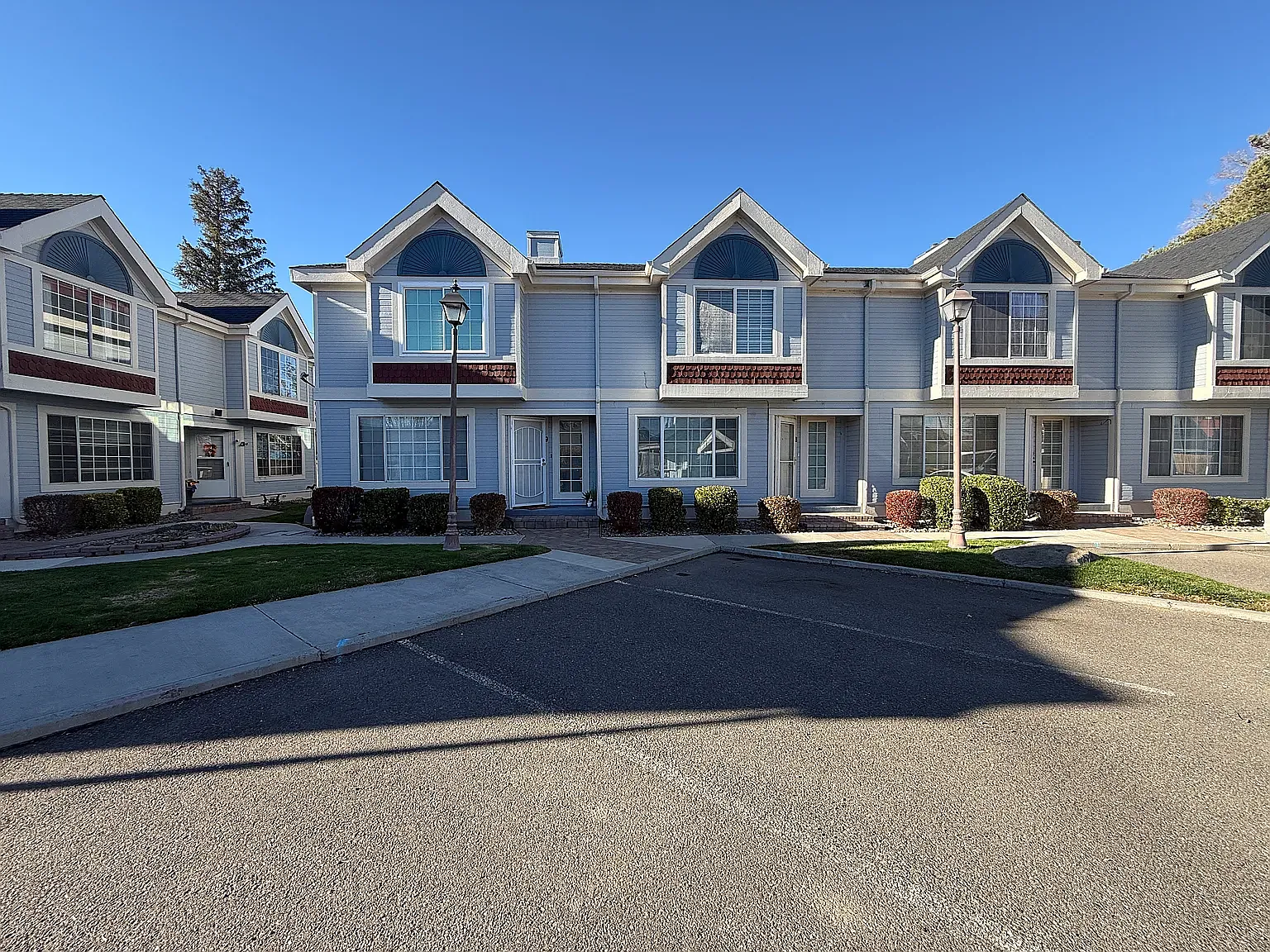 2 bed, 1.5 bath, 1200 sqft, $1,800 — Photo 1