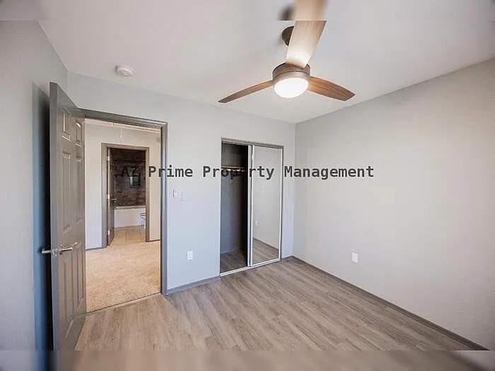 868 W Tremaine Ave — Photo 26