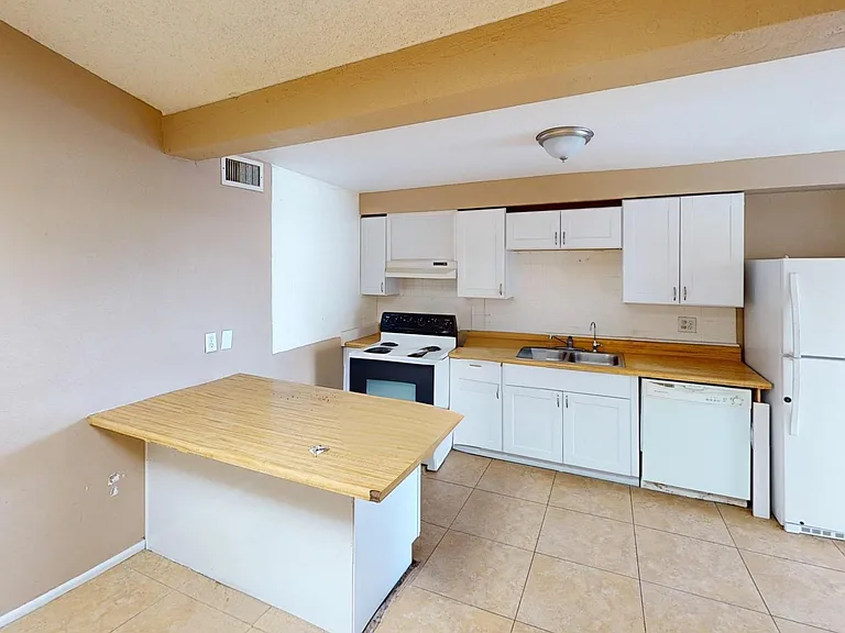 124 E 14th Pl — Photo 13