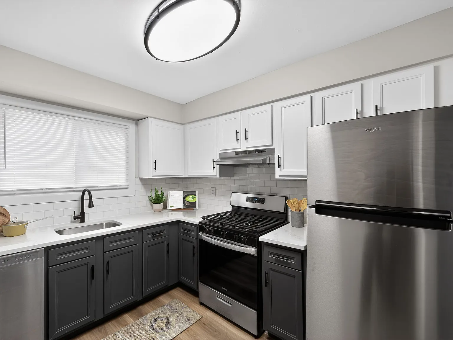 Lake Shore Park Apartments — Photo 3