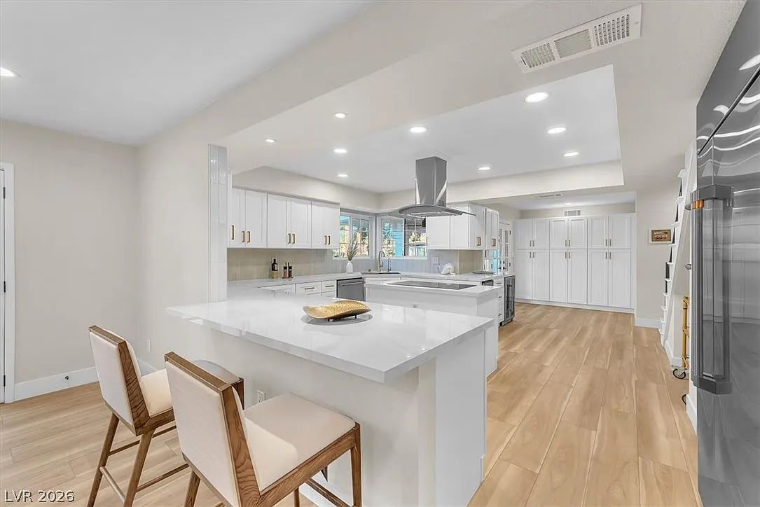 4 bed, 3.5 bath, 5794 sqft, $8,750 — Photo 4