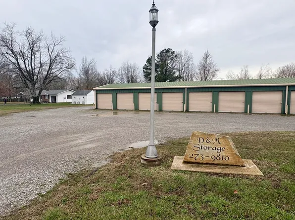 Moore St, Eldorado, IL 62930