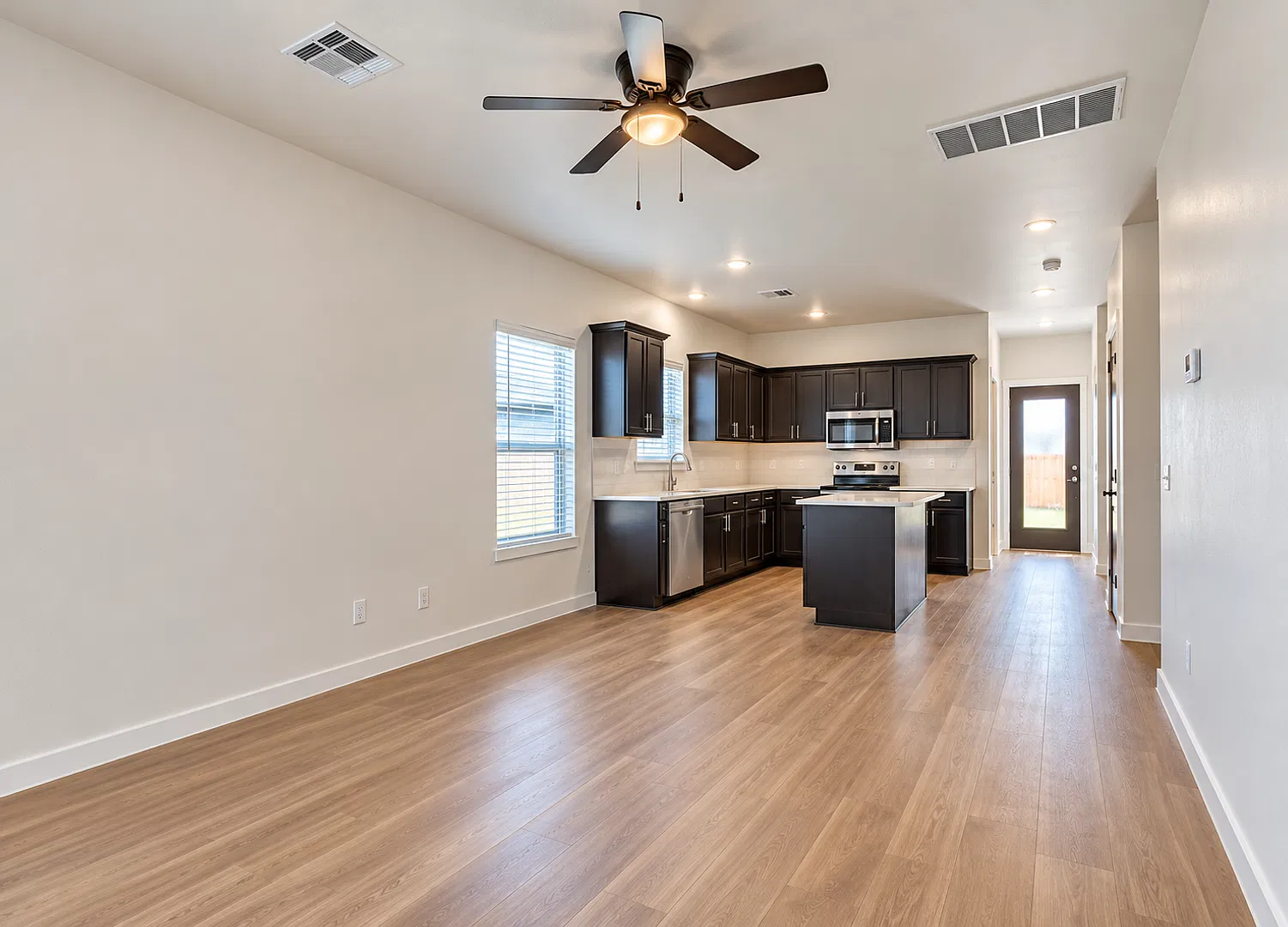 Beautiful 3-Bedroom, 2-Bathroom Single-Family Home for Rent in Lawton, OK! — Photo 3
