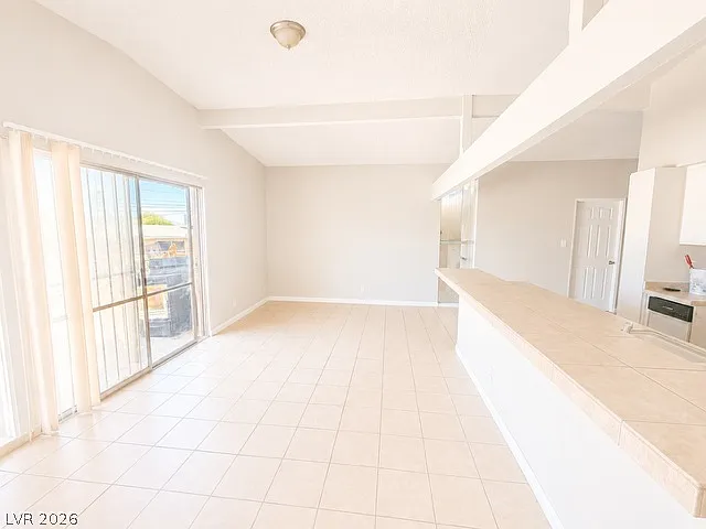 5 bed, 2.0 bath, 1810 sqft, $1,999 — Photo 3