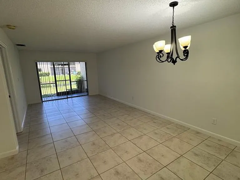 445 Lakeview Dr — Photo 7