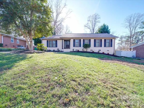 1135 Fox Run Dr, Charlotte, NC 28212