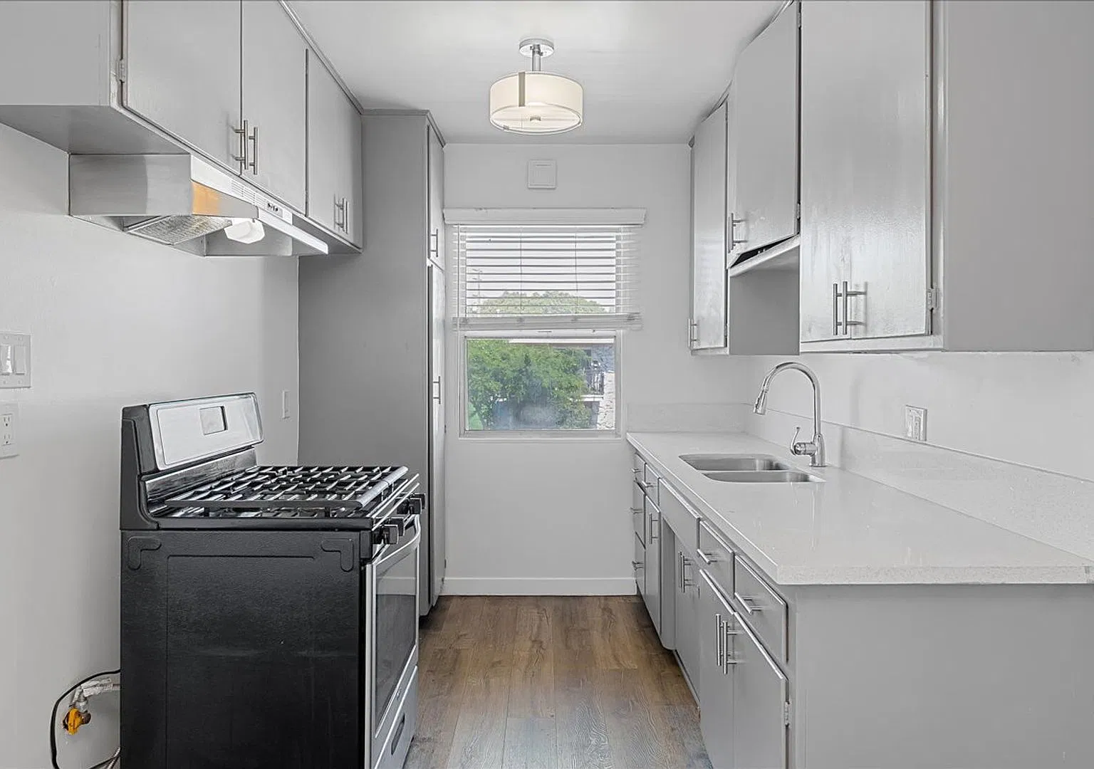 Beautiful One Bedroom Apartment Available In The Heart of Long Beach! — Photo 3