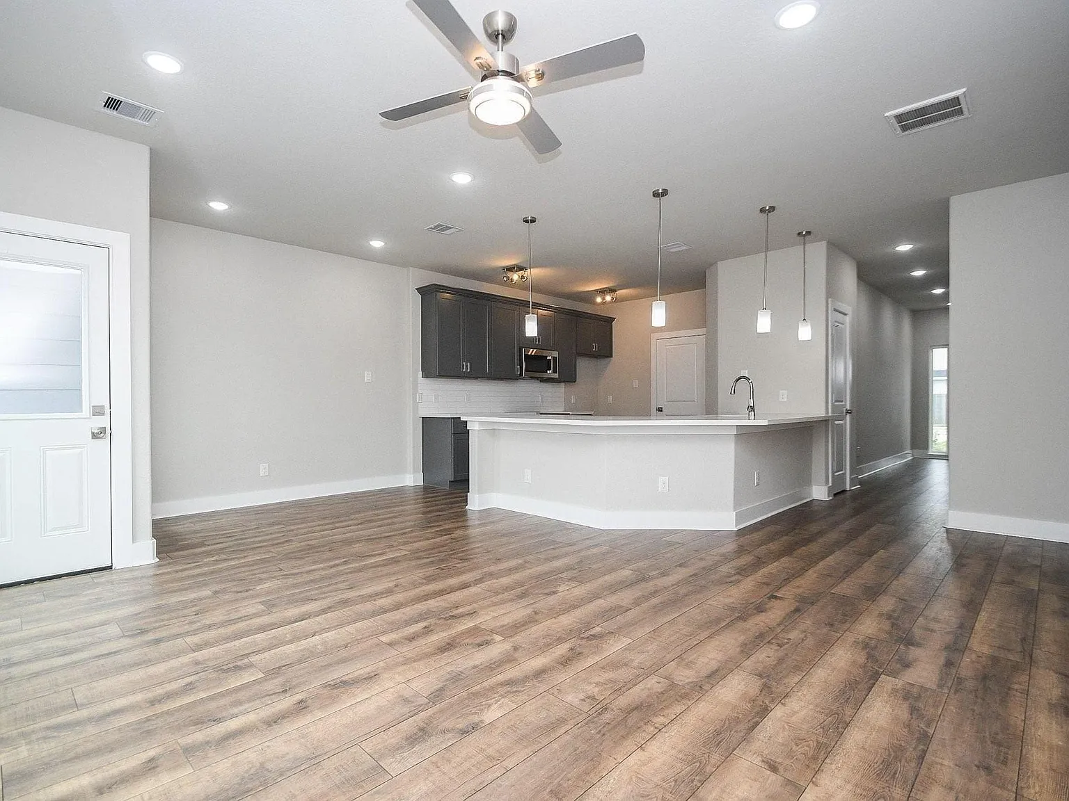 3 bed, 2.5 bath, 1706 sqft, $2,200 — Photo 4