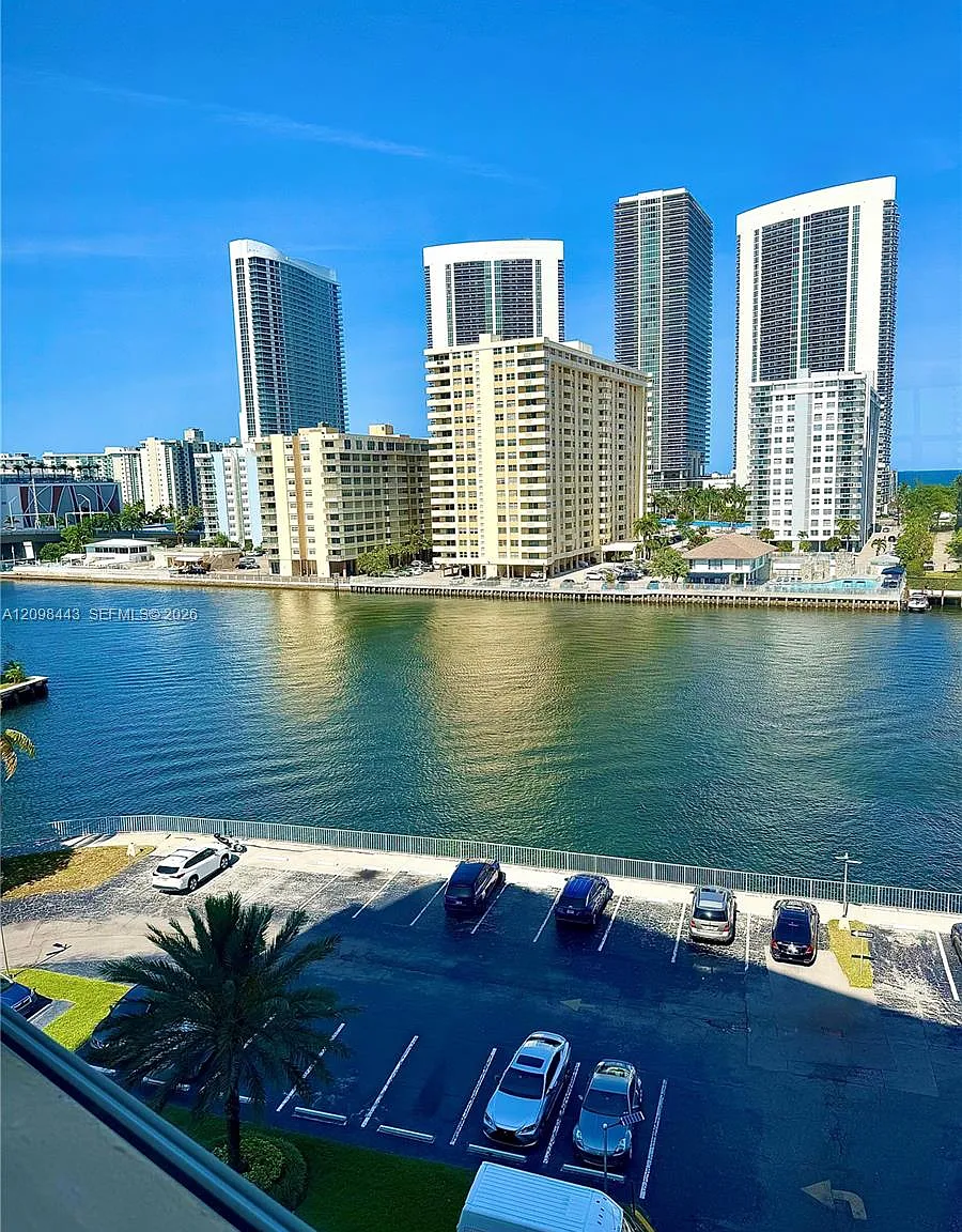 Lake Point Tower Condomin — Photo 1