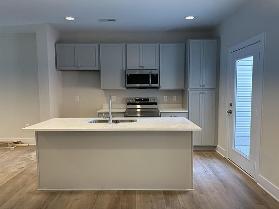 4th image of 905 Hillman Ln