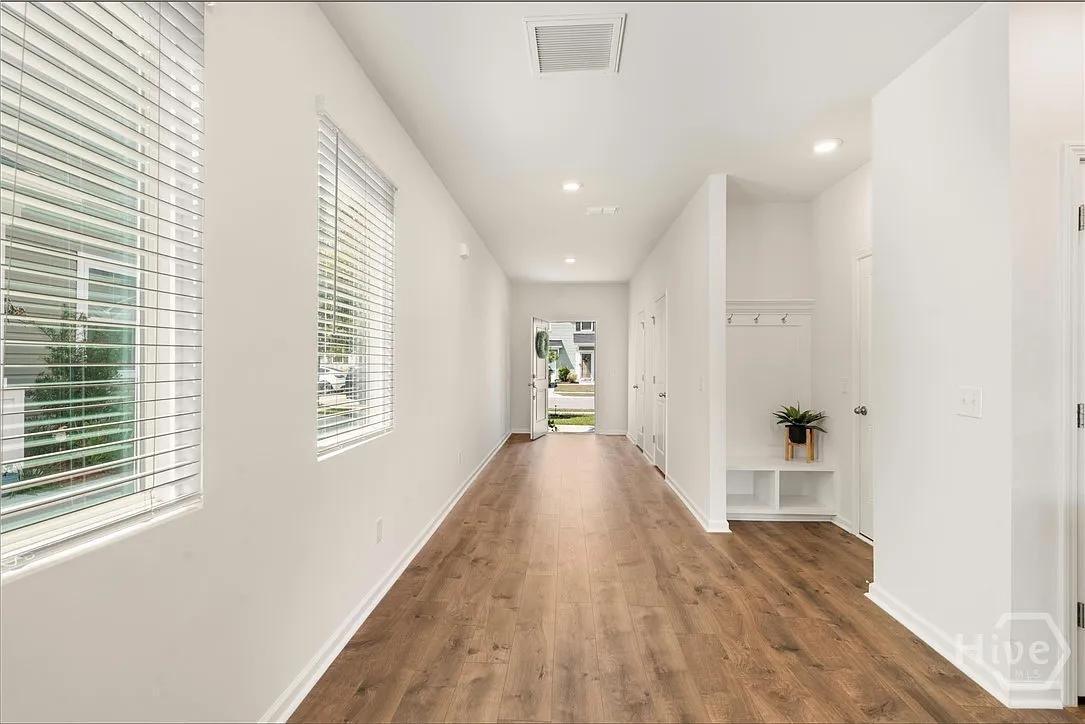 3 bed, 2.5 bath, 1761 sqft, $2,600 — Photo 2