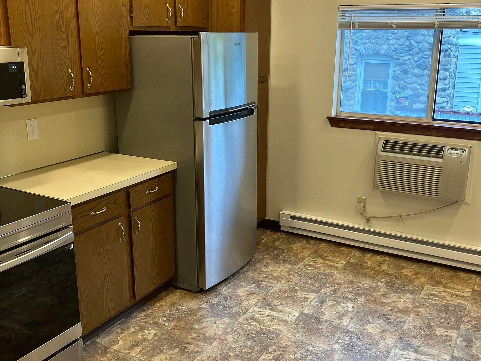 2 bed, 1.5 bath, 6128 sqft, $1,700 — Photo 2