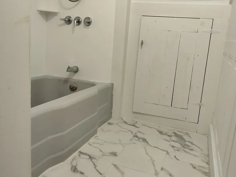 Bathtub and bathroom closet