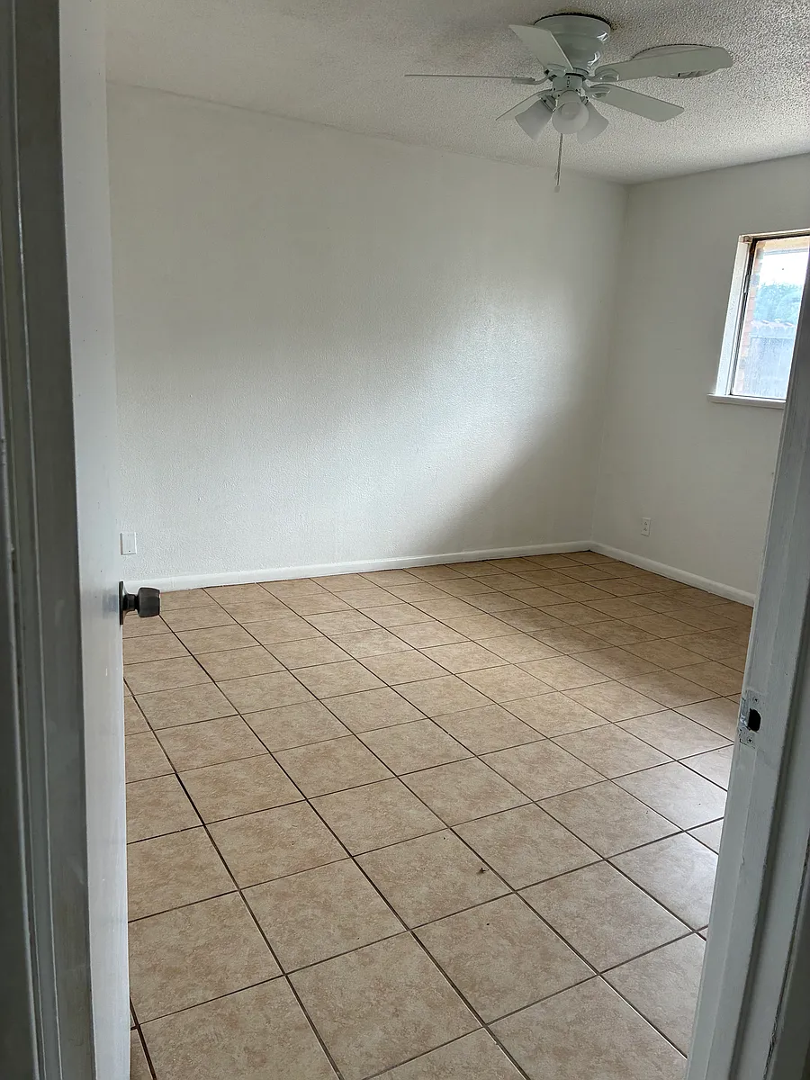 Building Photo - 1058 Meadowbrook Dr