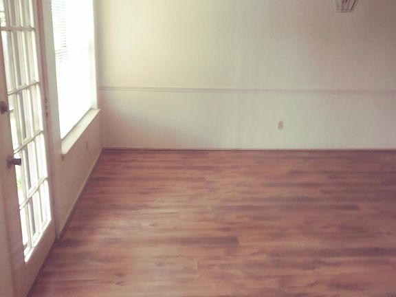 5th image of 305 Royal Field Dr