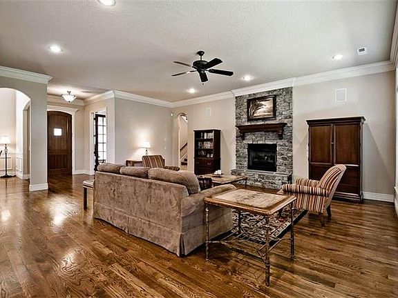 4th image of 304 NE Branchwood Ter