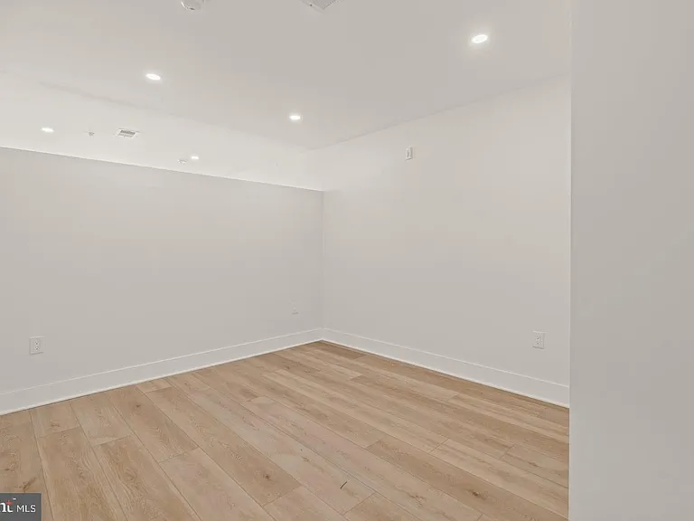 253 N 3rd St #3R — Photo 9