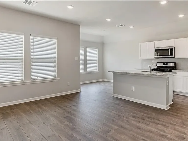 248 Paisley Pkwy — Photo 1